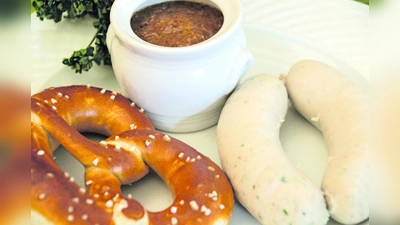 Bei Weißwurst und Brezen kann man miteinander in alten Zeiten schwelgen. (Foto: mka)