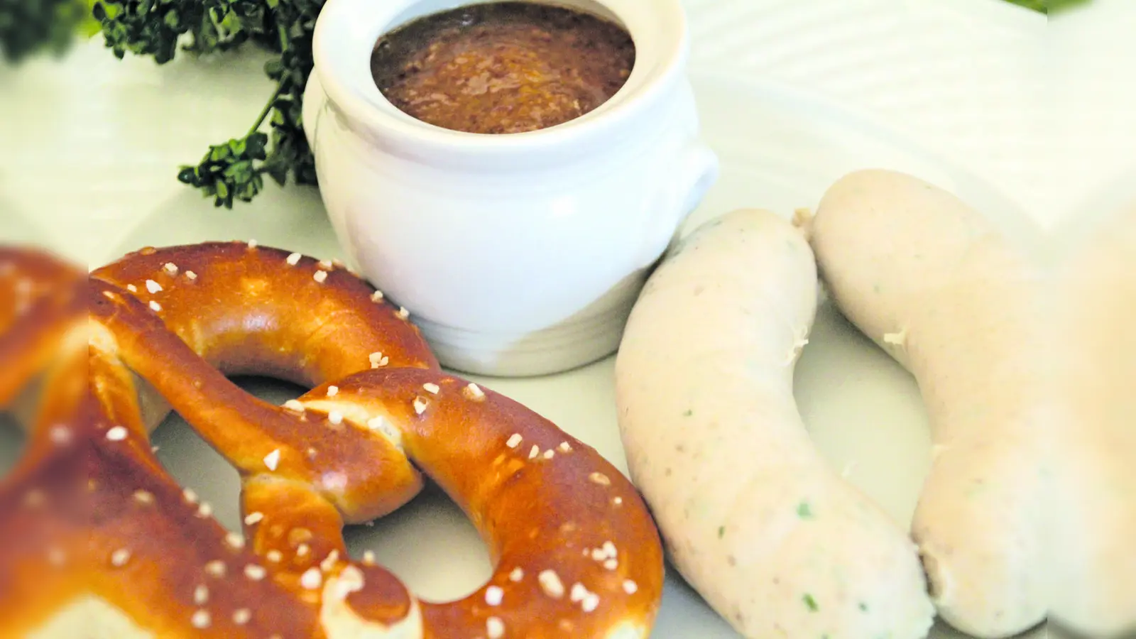Bei Weißwurst und Brezen kann man miteinander in alten Zeiten schwelgen. (Foto: mka)