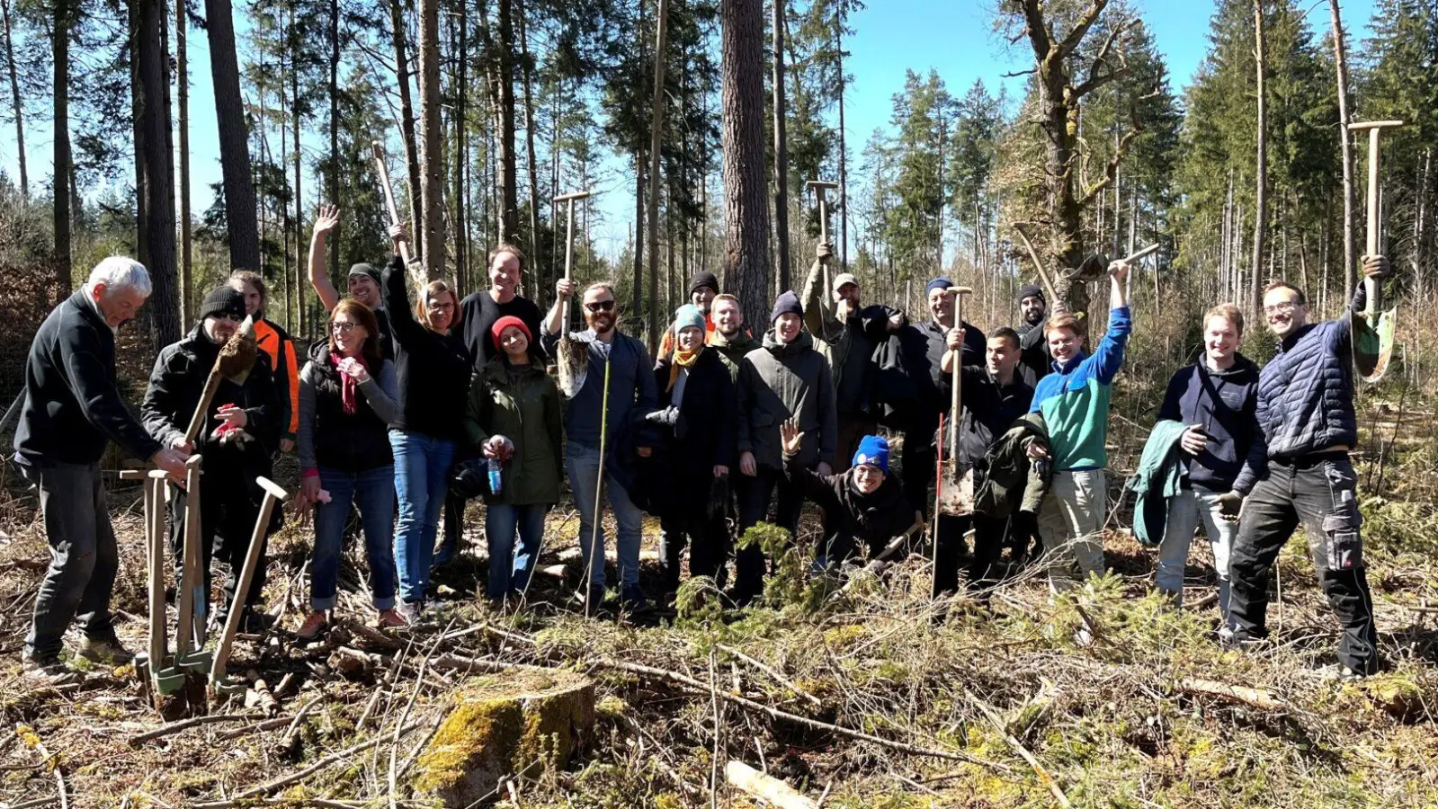 Das IEP-Team hat am Dienstag, 8. April, im Forstenrieder Park neue Eichen gepflanzt – Klimaschutz lokal und nachprüfbar vor Ort. (Foto: IEP)