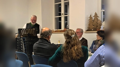 Vereinsvorsitzender Dr. Norbert Hartmann (links im Bild) ließ das Vereinsjahr Revue passieren und blickte in die Zukunft. (Foto: Heike Kronseder)