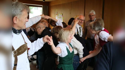 Die Gäste vom Café Malta in Berg am Laim schwungen gemeinsam mit der Volkstanzgruppe „Haxnschmeißer“ ihre Tanzbeine. (Foto: Sonja Schweiger/Malteser)
