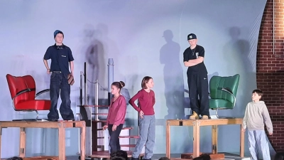 Das Theaterstück „Icebreaker” behandelt das Thema Depression. Die Zuschauer werden aktiv eingebunden. (Foto: Montessori-Schule Inning)