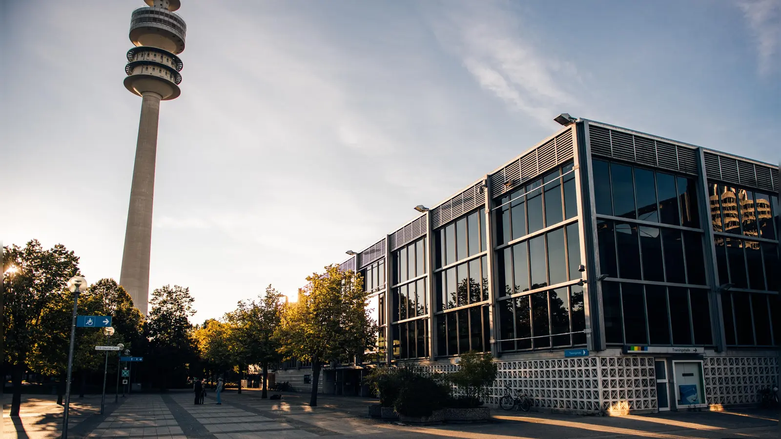 Als Eissportstätte hat sie ausgedient, doch schon Ende nächsten Jahres wird die Olympia-Eishalle zusammen mit der Trainingshalle zum großen Actionsportzentrum.  (Foto: Fabian Stoffers, Olympiapark München GmbH)