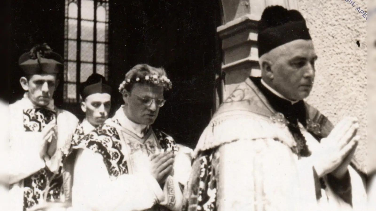 Alfred Delp (Mitte) bei seiner Primiz in Lampertheim 1937. Ab 1939 war er Seelsorger in der Pfarrei Heilig Blut in Bogenhausen. 1945 wurde er hingerichtet. (Foto: ECE-Provinz SJ)