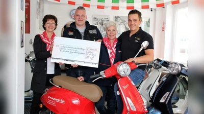 Für einen guten Zweck: Ina Weichel, Robert Balkau, Hanne Rauscher und Alexander Beyer bei der Scheckübergabe in der Gräfelfinger „Vesparia“. (Foto: Julia Krill)