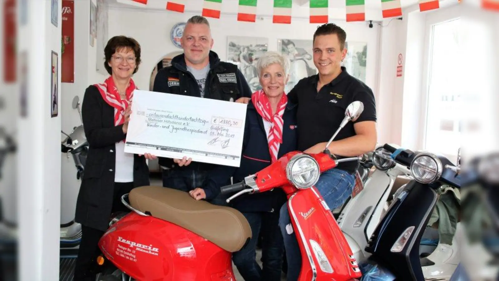 Für einen guten Zweck: Ina Weichel, Robert Balkau, Hanne Rauscher und Alexander Beyer bei der Scheckübergabe in der Gräfelfinger „Vesparia“. (Foto: Julia Krill)