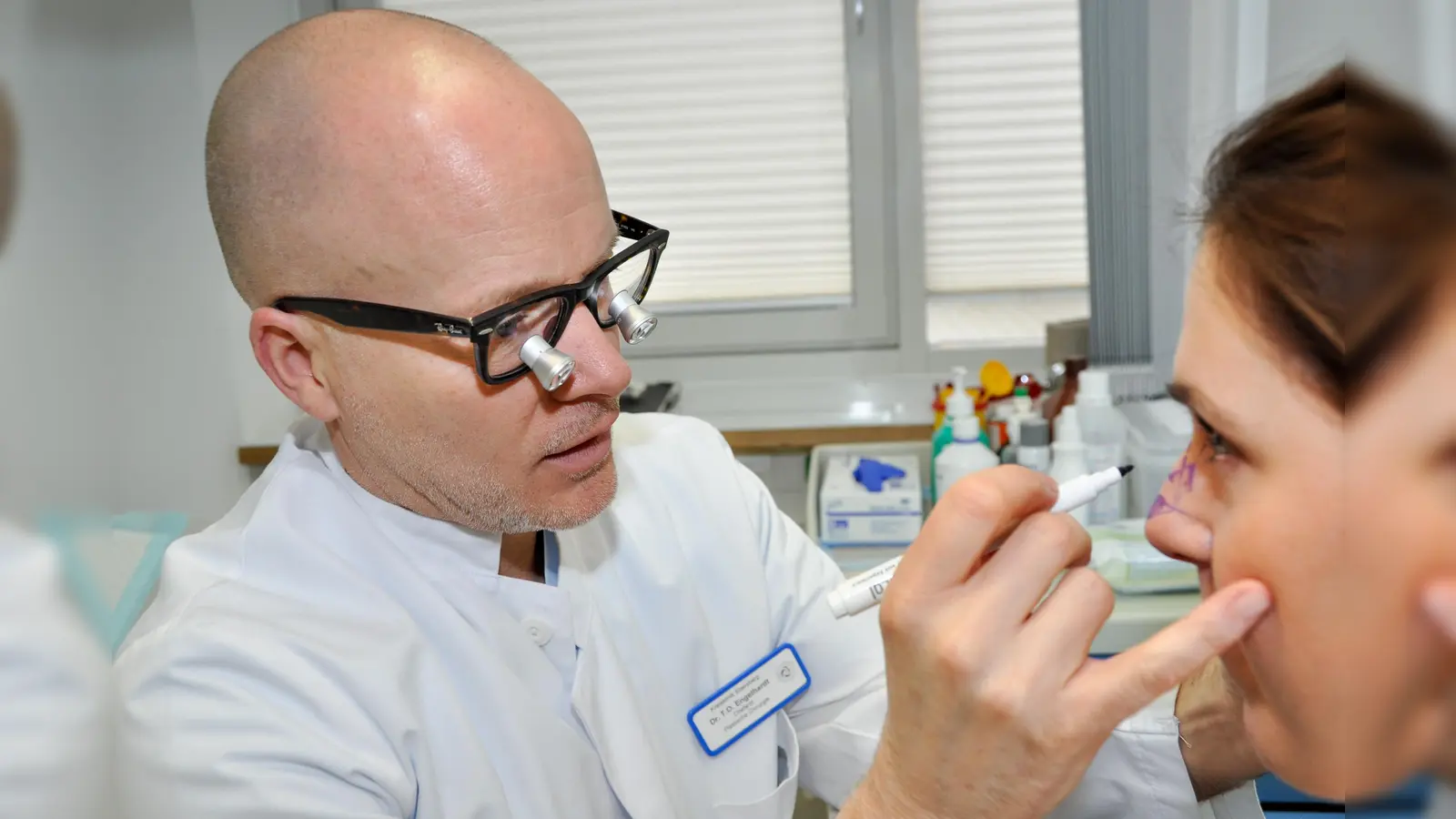Dr. Timm Engelhardt demonstriert an seiner Kollegin, Assistenzärztin Kerstin Jäger, die Vorbereitung einer Lappenplastik für eine Patientin mit Hautkrebs an der Nasenspitze.  (Foto: Sybille Föll)