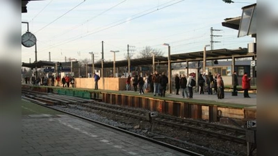 Reisende in Pasing müssen wetterfest sein. Neue Dächer und Windschutzelemente sind erst fürs kommende Jahr geplant. Die gewohnten Aufenthaltshäuschen auf den Bahnsteigen sind allerdings ersatzlos gestrichen. (Foto: US)
