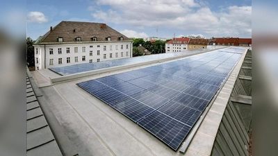 Rund 100.000 Kilowattstunden Strom pro Jahr produziert die neue PV-Anlage auf dem Dach des Stadtarchiv-Magazinbaus in der Schleißheimer Straße 105. (Foto: © Jörg Steffens)