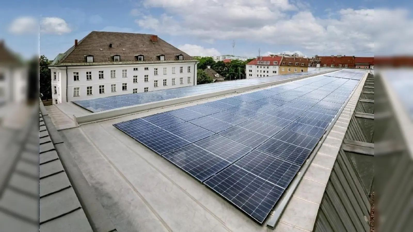 Rund 100.000 Kilowattstunden Strom pro Jahr produziert die neue PV-Anlage auf dem Dach des Stadtarchiv-Magazinbaus in der Schleißheimer Straße 105. (Foto: © Jörg Steffens)