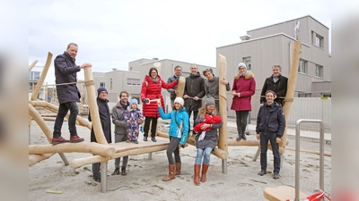 Stadtbaurätin Elisabeth Merk (Mitte, rote Jacke) überab den Mitgliedern der Baugemeinschaft "Der Kleine Prinz" im Prinz-Eugen-Park den symbolischen Schlüssel. (Foto: Michael Nagy/Landeshauptstadt München)