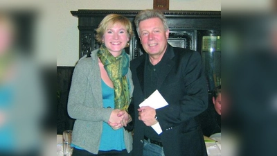Der Vorsitzende der FDP München, Dr. Rainer Stinner, (r.) gratuliert Anke Pöhlmannn zum Vorsitz der Jungen Liberalen (JuLis) München. (Foto: FDP)