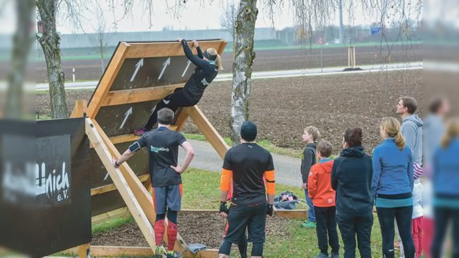 Kürzlich stellte der Verein OCR Munich sein Trainingsgelände vor. Auch Bürgermeister Maximilian Böltl (rechts) versuchte, die Hindenisse zu überwinden.          (Foto: Gemeinde Kirchheim)