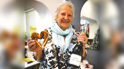 Mit Brezenherz und frisch gezapftem Apfelsaft werden die Besucher des Second-Hand-Ladens „Kleiderherz” am Jubiläumstag bewirtet.  (Foto: Kleiderherz)