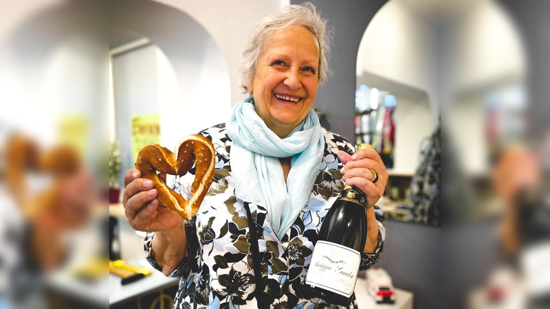 Mit Brezenherz und frisch gezapftem Apfelsaft werden die Besucher des Second-Hand-Ladens „Kleiderherz” am Jubiläumstag bewirtet.  (Foto: Kleiderherz)