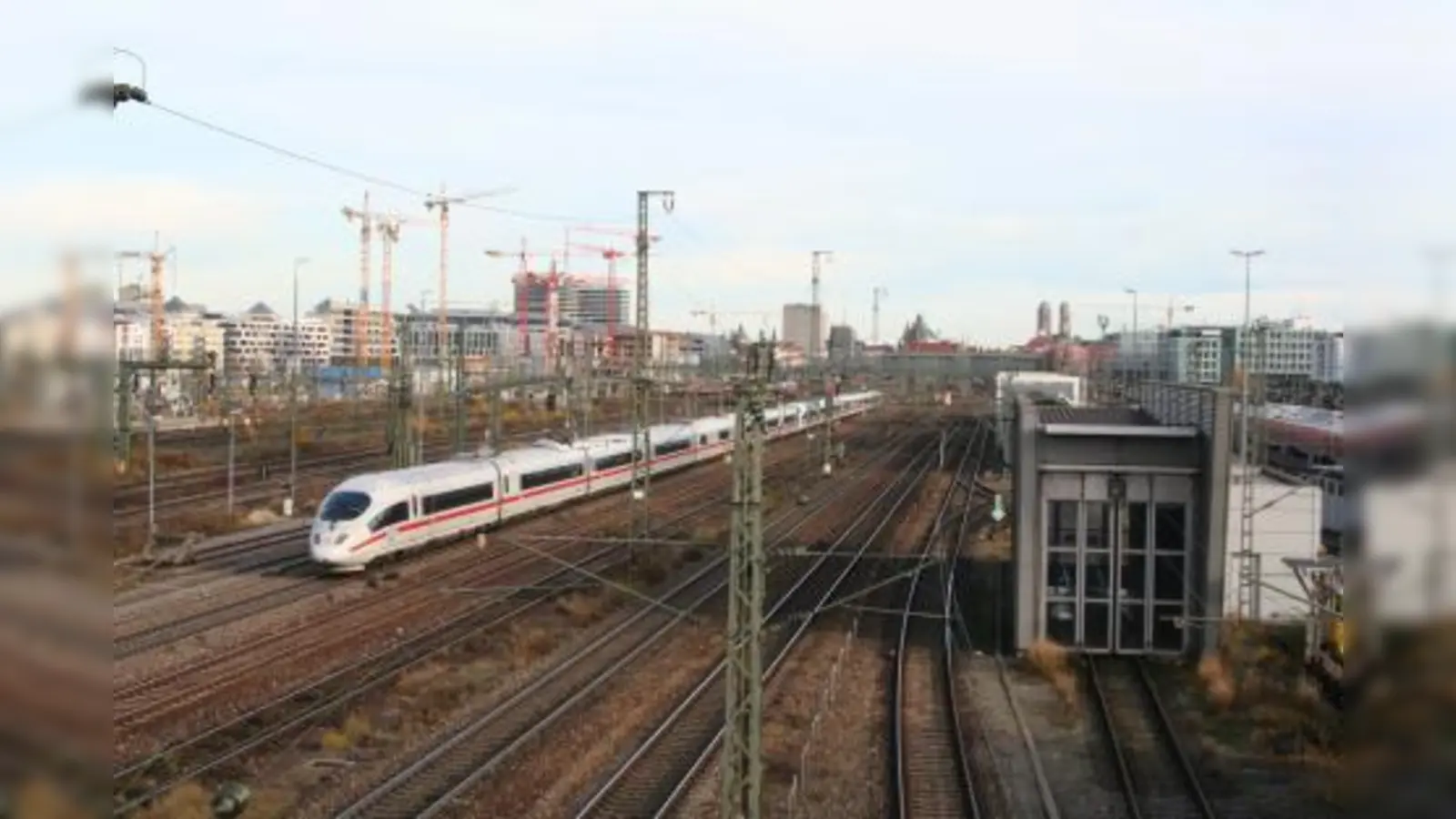 Wegen des geplanten Steges vom Arnulfpark zum Westend müssen sich die Bürger diesseits und jenseits der Gleise am Hauptbahnhof in Geduld fassen. Das Baureferat hat offenbar erst jetzt entdeckt, dass Hindernisse zu überwinden sind. (Foto: tg)