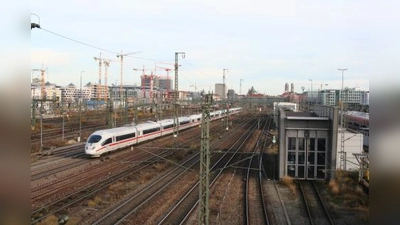 Wegen des geplanten Steges vom Arnulfpark zum Westend müssen sich die Bürger diesseits und jenseits der Gleise am Hauptbahnhof in Geduld fassen. Das Baureferat hat offenbar erst jetzt entdeckt, dass Hindernisse zu überwinden sind. (Foto: tg)