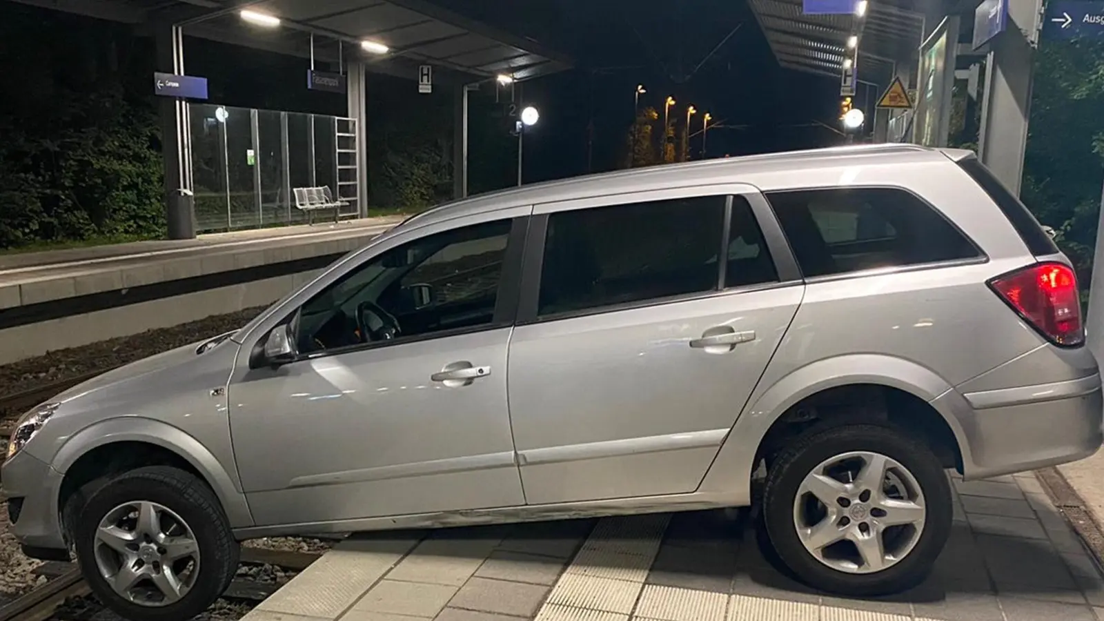 Ein 76-Jähriger, der mit seinem Pkw unterwegs war, setzte mit dem Fahrzeug auf der Bahnsteigkante des Haltepunktes Fasanenpark auf, stürzte aber glücklicherweise nicht ins Gleis. (Foto: Bundespolizei)