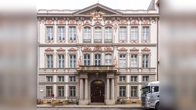 Das Palais Neuhaus-Preysing, 1703 errichtet, besitzt eine der wenigen original erhaltenen Adels-Palaisfassaden im Rokokostil in München. (Foto: Bayerische Hausbau/HRSchulz)