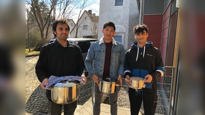 Die Geflüchteten berichteten bei einem Fest in der Jubilatekirche über ihre Erfolge und verwöhnten die Helfer mit selbstgekochtem Essen.  (Foto: VA)