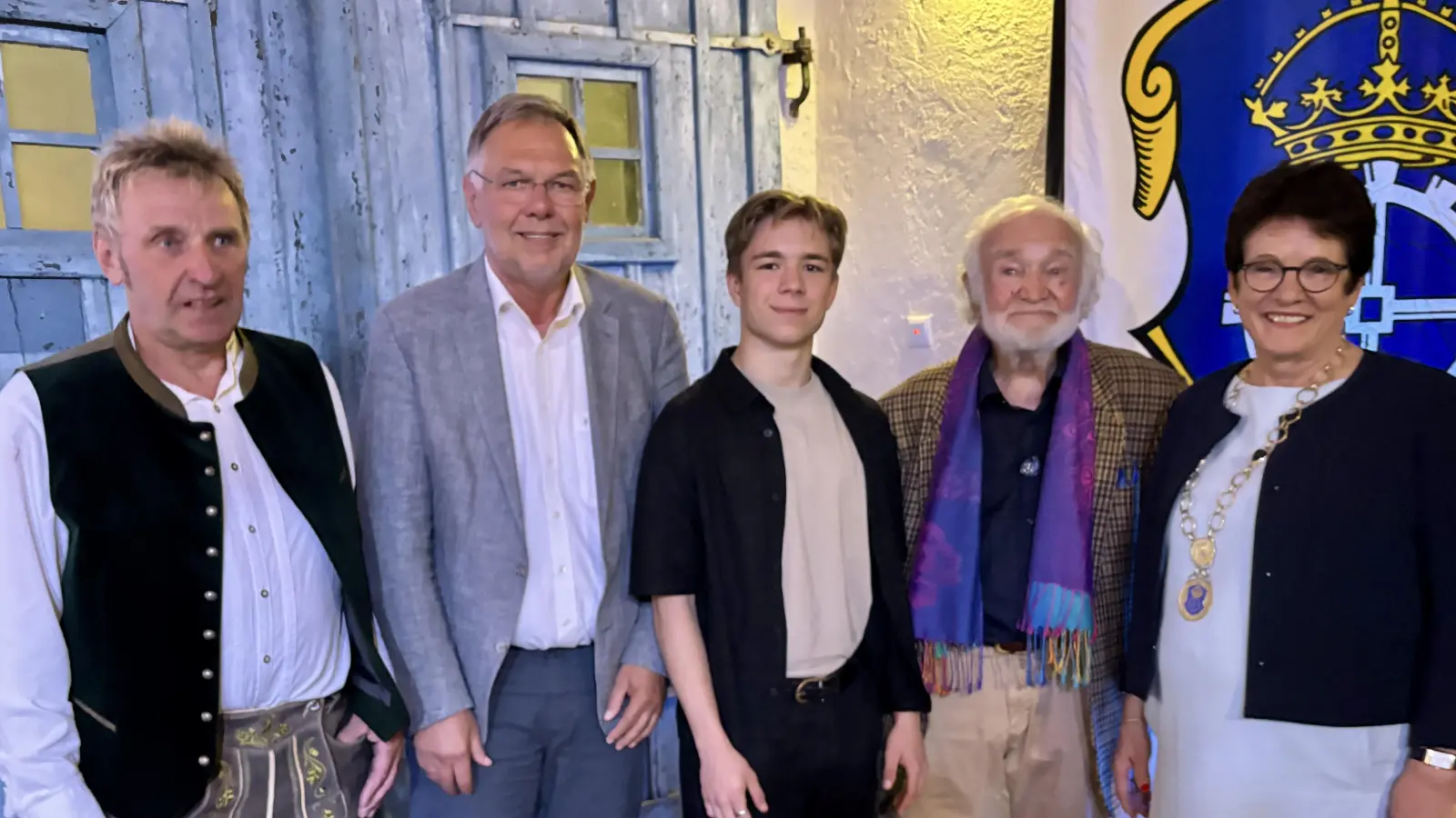 Bürgermeisterin Brigitte Kössinger mit den Geehrten: Ehrenbürger Hermann Geiger, Thomas Hilkert fürs Theaterforum e.V., Raphael Christoph und Richard Eckert (v.l.) nach dem stimmungsvollen Festabend. (Foto: Ulrike Seiffert)