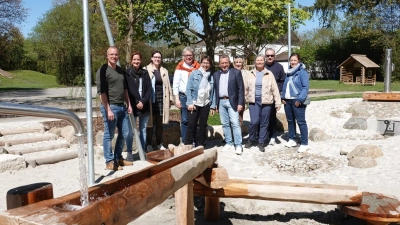 Zur offiziellen Eröffnung des Wasserspielplatzes am Alten Postweg kamen Planerin Claudia Zech (Mitte), der damalige Bürgermeister Klaus Korneder sowie Mitglieder des Grasbrunner Gemeinderats. (Foto: Gemeinde Grasbrunn)