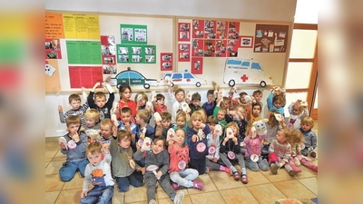 Im BRK Kinderhaus Baiern wurde spielerisch Erste Hilfe für kleine Kinder erklärt.  (Foto: BRK)