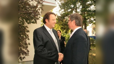 „Nicht die Sahne auf dem Kuchen, sondern die Hefe im Teig.“ Intendant Marc Mast (li.) hieß den BA-Vorsitzenden Christian Müller in den neuen Räumen des Vereins der Bayrischen Philharmonie herzlich willkommen. (Foto: US)