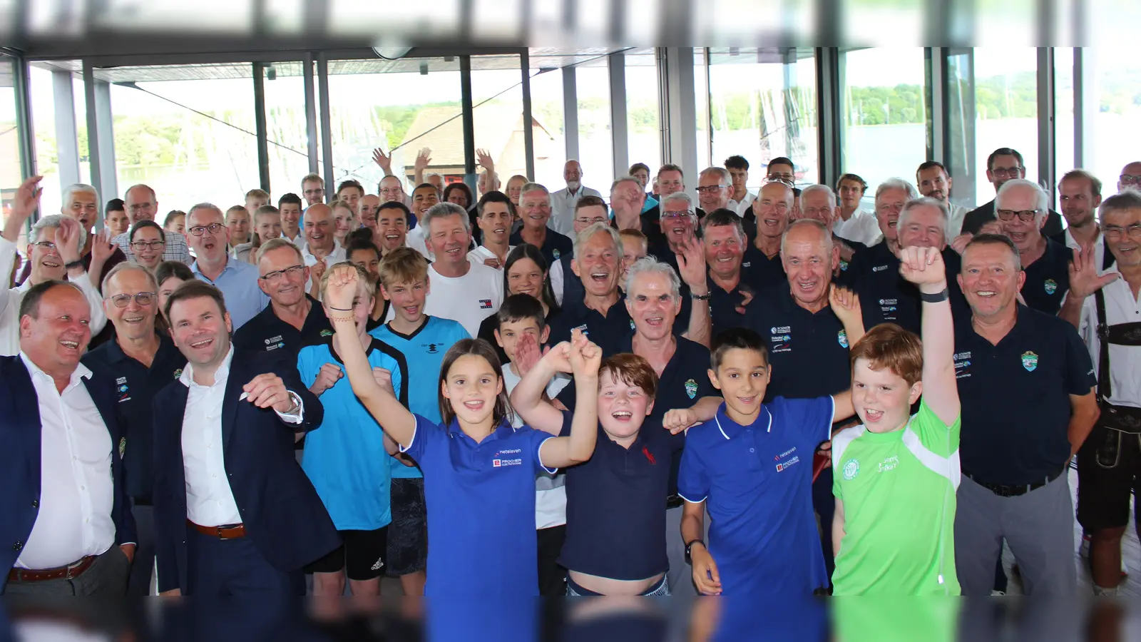 Gruppenaufstellung der geehrten Sportlerinnen und Sportler mit Erstem Bürgermeister Patrick Janik und Sportreferent Winni Wobbe im Bayerischen Yachtclub. (Foto: Stadt Starnberg)