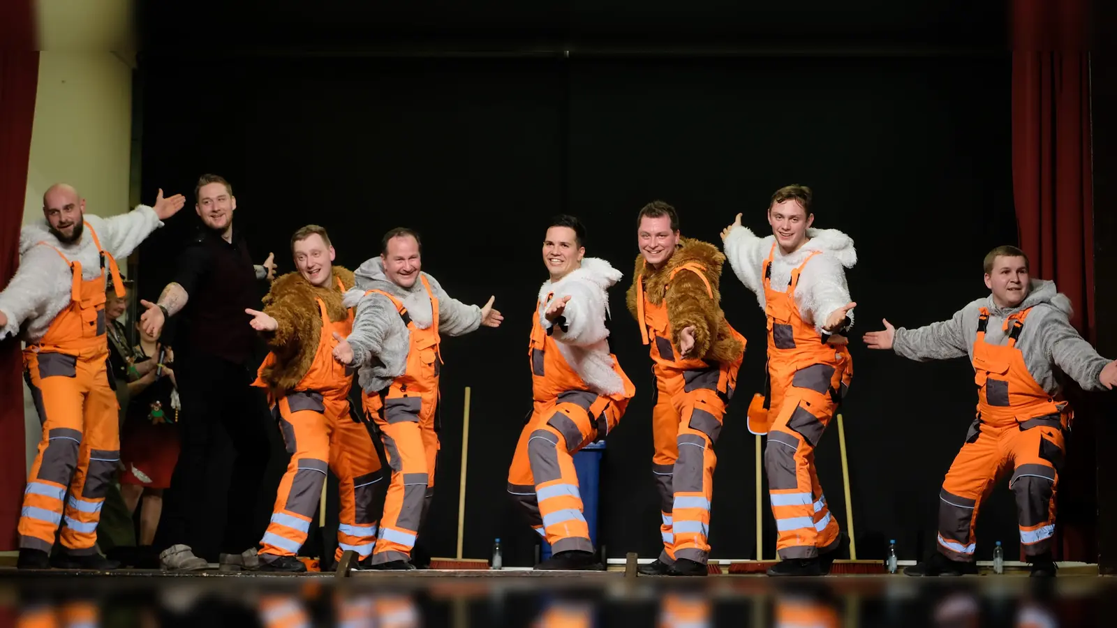 Das Männerballett sorgt mit seinen witzigen Auftritten alljährlich für Unterhaltung bei den Auftritten des Faschingsclubs Laim. Im Bild: Auftritt beim Inthroinsationsball im Januar 2023. (Foto: FC Laim)