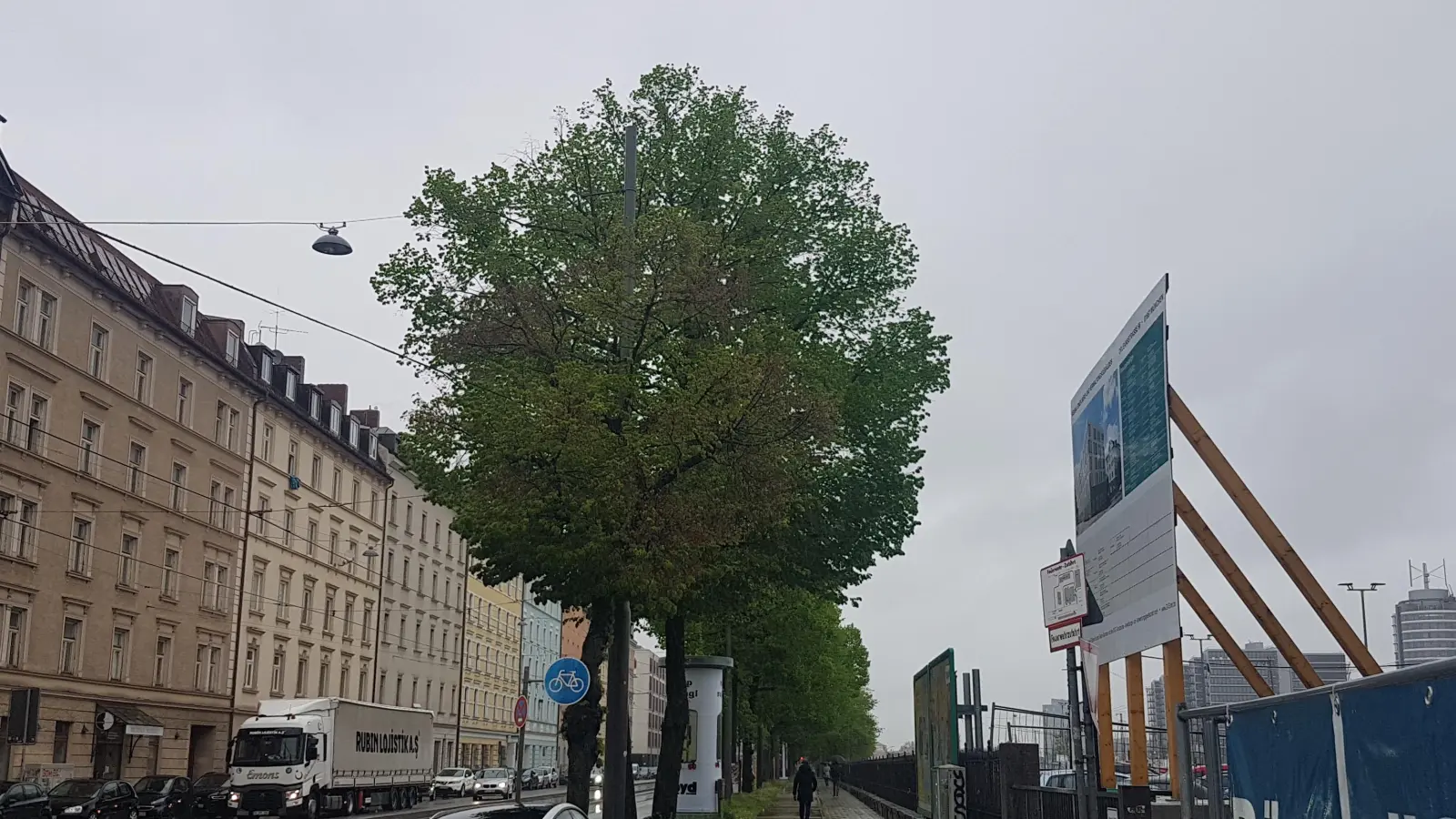 Entlang der Orleansstraße entsteht das Neubaugebiet Orleanshöfe (rechts), das optisch an das Ensemble Franzosenviertel (links) anschließen soll. (Archivbild: bas)