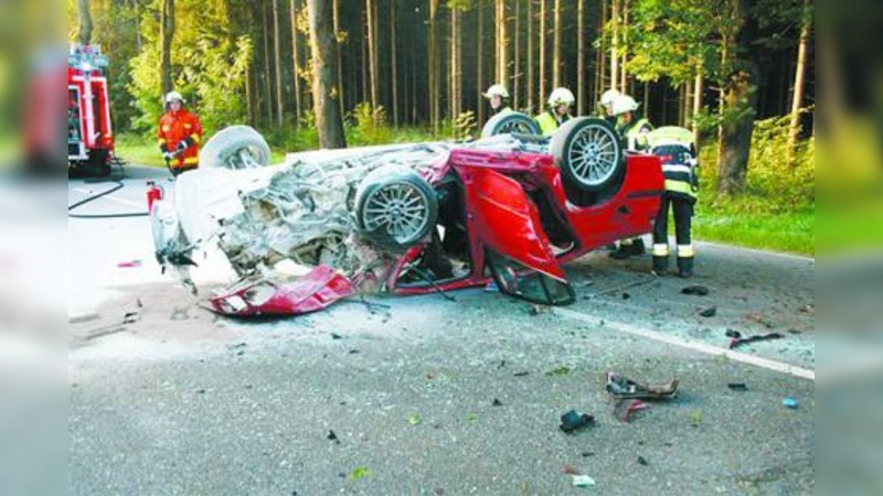 Rund zwei Stunden war die Staatsstr. 2344 von Planegg Richtung Neuried wegen des Unfalls gesperrt. (Foto: Feuerwehr Planegg)