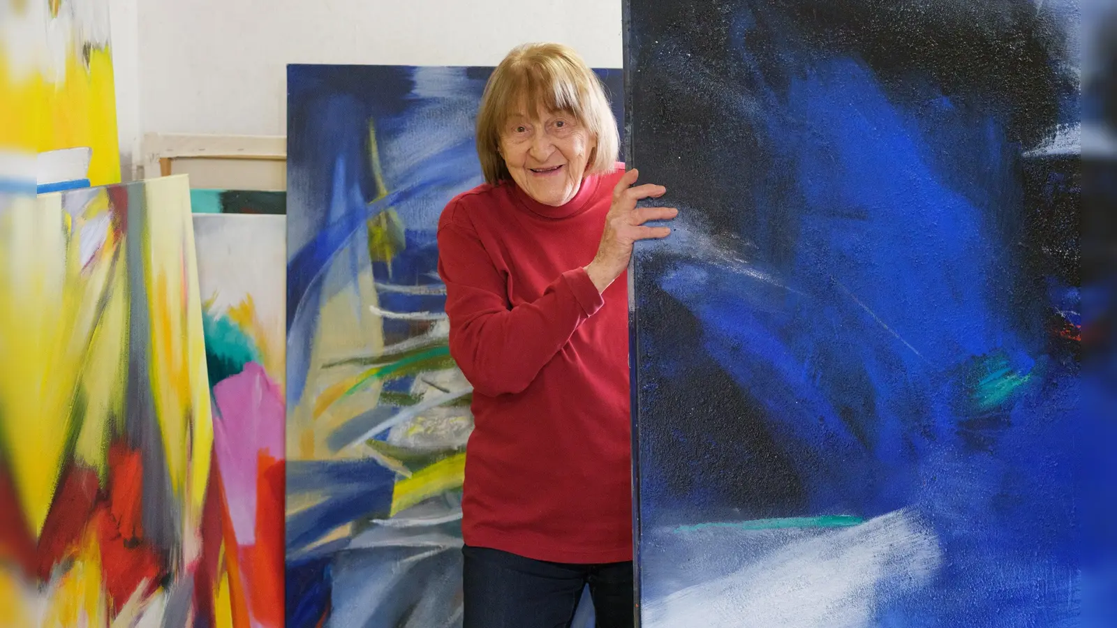 Ruth Kohler in ihrem Atelier: Die 97-Jährige stellt im Diözesanmuseum Freising aus. (Foto: Thomas Dashuber/DiMu)