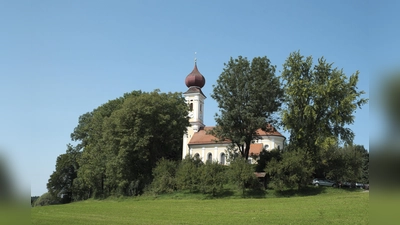 Die Filialkirche St. Peter und Paul liegt auf dem Kirchberg in Kirchberg. (Foto: GFreihalter, CC BY-SA 3.0)