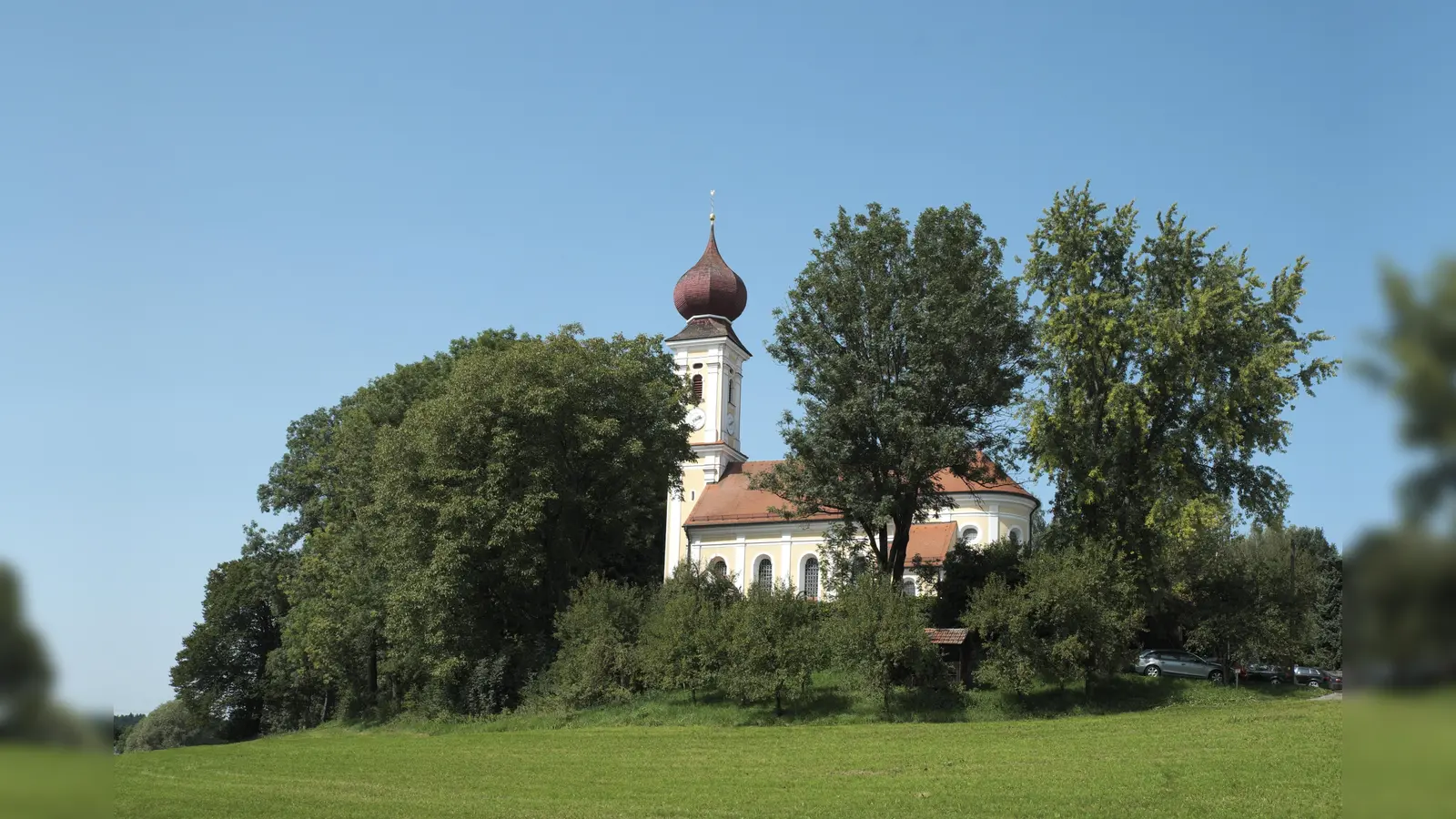 Die Filialkirche St. Peter und Paul liegt auf dem Kirchberg in Kirchberg. (Foto: GFreihalter, CC BY-SA 3.0)
