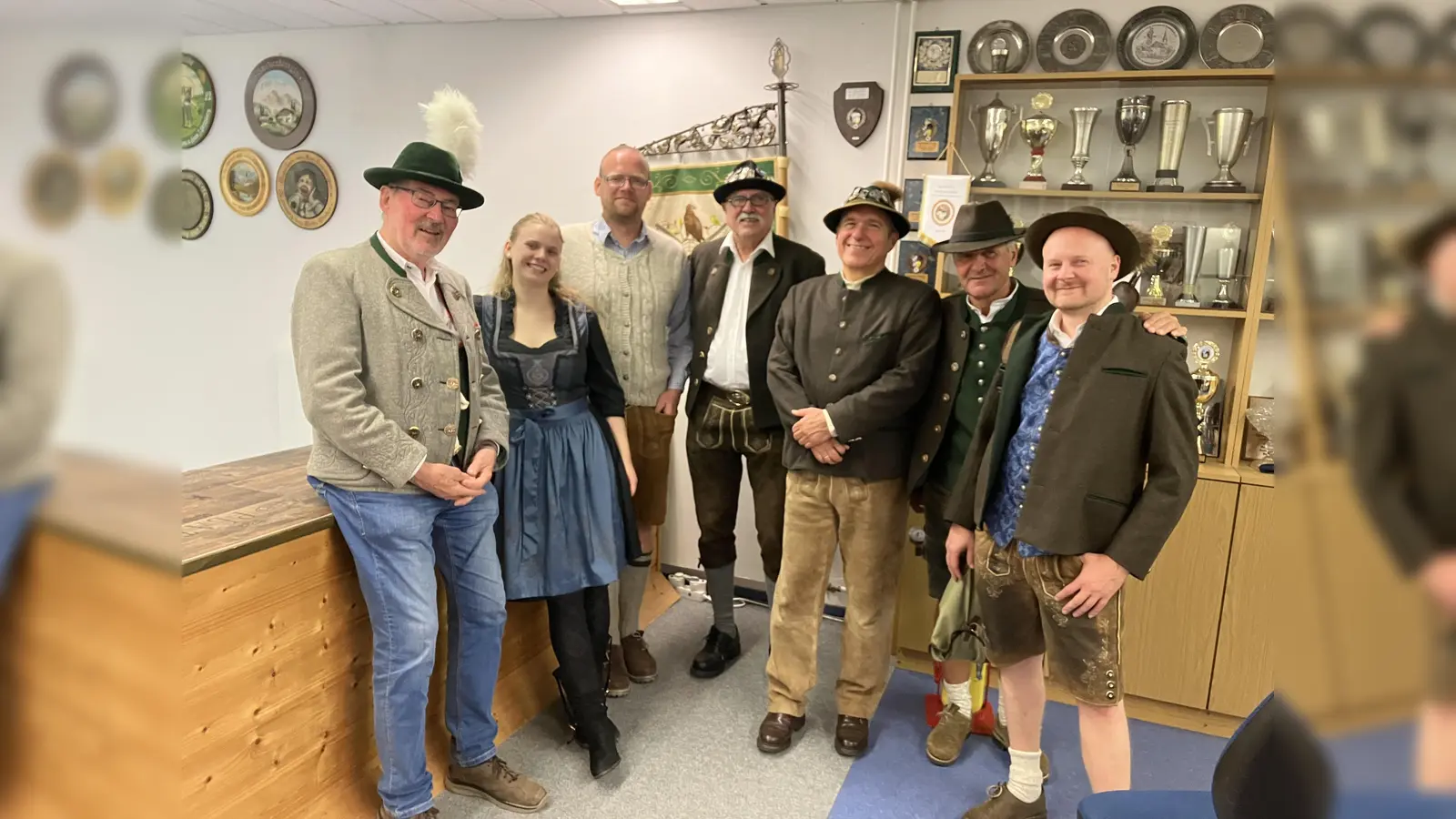 Beim Zimmerstutzen-Schießen (v.l.): Ingo Bräutigam, Lucy Kaufmann, Marco Kaufmann, Klaus Heidt, Schützenmeister Werner Horn, Andreas Kuhn und Fabian Kuhn.  (Foto: SG Uhg)