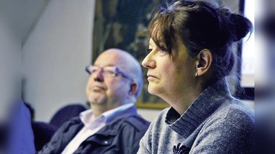 Ernste Gesichter: Judith Praxenthaler vom Planungsverband, der die Gemeinde in Sachen »Schulhausneubau« berät, und Bürgermeister Peter Deimel (FW).  (Foto: kw)