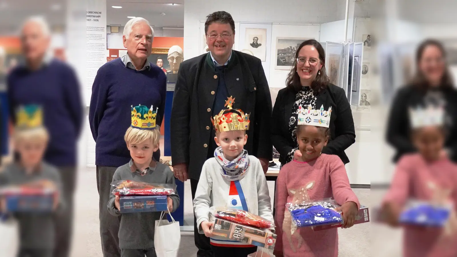 Julius (Mitte; 1. Preis), Eva (2. Peis) und Felix (3. Preis) erhielten Glückwünsche von (v.r.): Tabea Förth, Brgm. Thomas Loderer und Museumsleiter Jan Murken. (Foto: Elke Klimke)