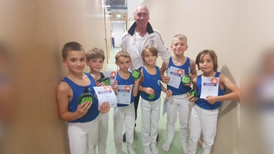 Die kleinen TSV-Turner freuen sich zusammen mit ihrem Trainer über ihre verdienten Urkunden. Auch im kommenden Jahr darf der Verein wieder antreten. (Foto: TSV)