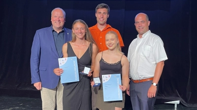 Dana Aehle und Sophie Ochmann wurden für ihre Erfolge geehrt. Es gratulierten Landrat Christoph Göbel (l.), Fabian Riegelsberger, Cotrainer von Sophie (Bildmitte) und 2. Bürgermeister Wolfgang Balk (r.). <br><br> (Foto: hw)
