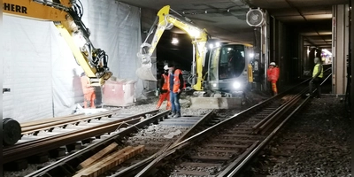 Unter dem Harras dröhnen die Maschinen: Hier wird der Schotter Gleisbetts ausgetauscht. (Foto: job)