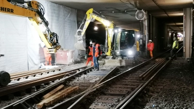 Unter dem Harras dröhnen die Maschinen: Hier wird der Schotter Gleisbetts ausgetauscht. (Foto: job)