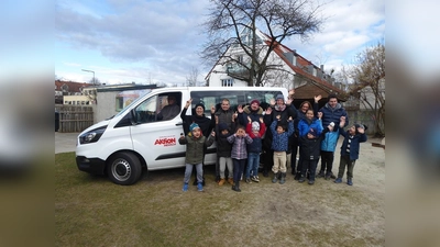 Das Team der Caritas Heilpädagogischen Tagesstätte hofft auf baldige Öffnung. Am letzten Öffnungstag konnten die Vorschulkinder den Kleinbus mit ihren Betreuern einweihen. (Foto: privat)