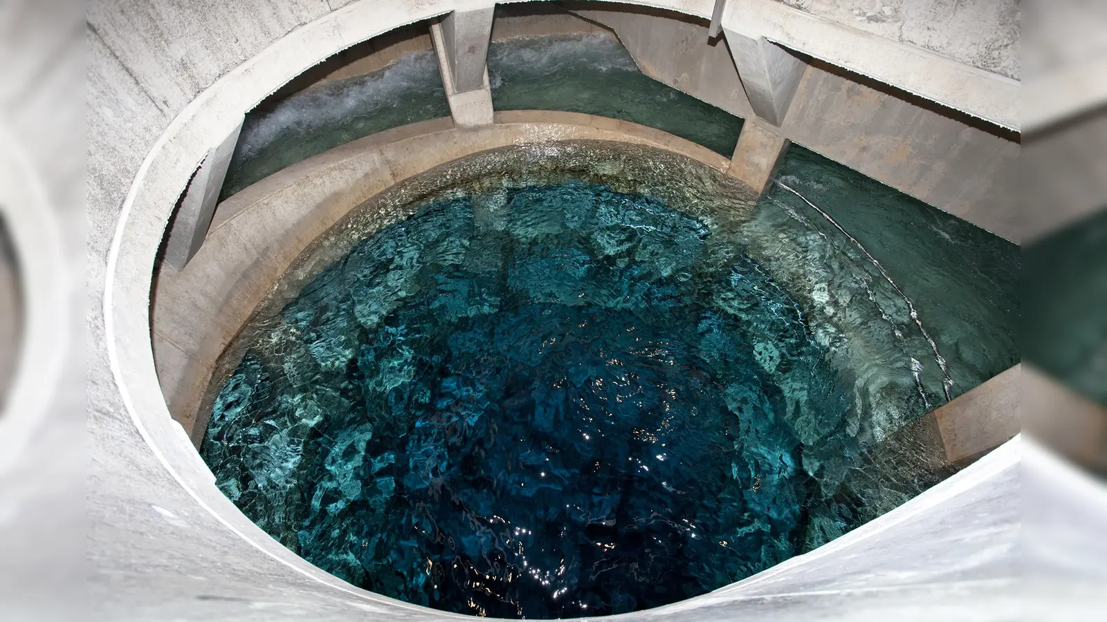 Trinkwasser ist kostbar. Deshalb sollte man gerade in Zeiten der Hitze und Trockenheit sparsam mit ihm umgehen. Im Bild der Spiralschacht in Thalham Nord (Mangfalltal). Von dort kommt Trinkwasser über eine tieferliegende Druckrohrleitung nach München. (Foto: Lena Engel, SWM)