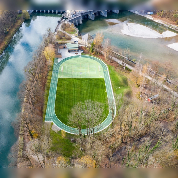 Das 8000 Quadratmeter große Sport- und Freizeitgelände INSEL liegt direkt am Oberföhringer Wehr, gegenüber dem Englischen Garten. (Foto: INSEL.Zeit e.V./Stiftung Pfennigparade)