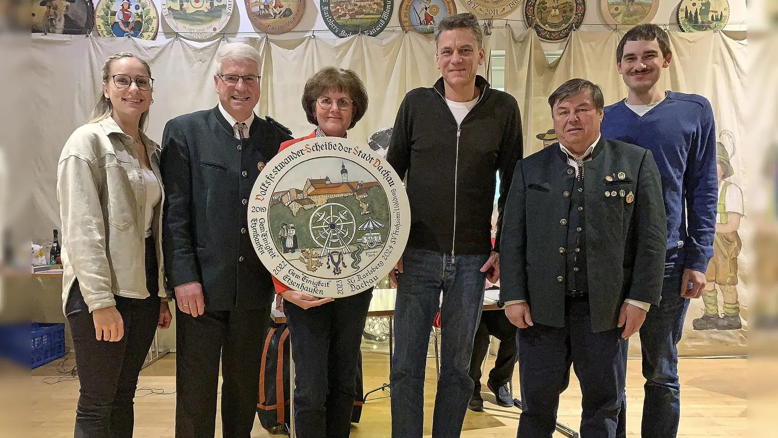 Freude über die Wanderscheibe: Carolin Schäffler, Robert Schäffler, Renate Rösch, Dr. Peter Gampenrieder, Thomas Graßl und Maximilian Rösch (von links). (Foto: ÜB)