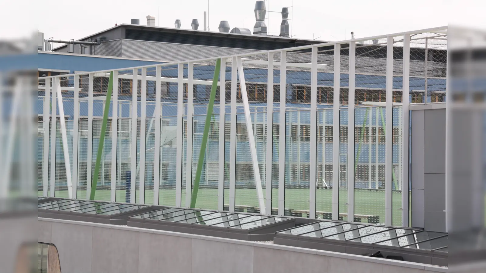 Kaum Schatten: Auf dem Dach des Gymnasiums ist ein Sportplatz angelegt. (Foto: job)