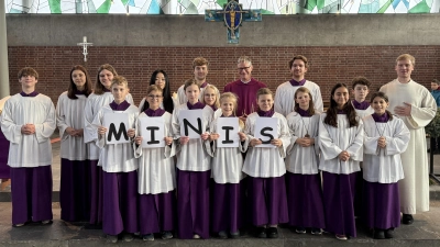 Gemeinsam mit 16 Ministranten, darunter sechs neue, wurde in St. Martin der erste Advent gefeiert. (Foto: Stadtkirche Germering)
