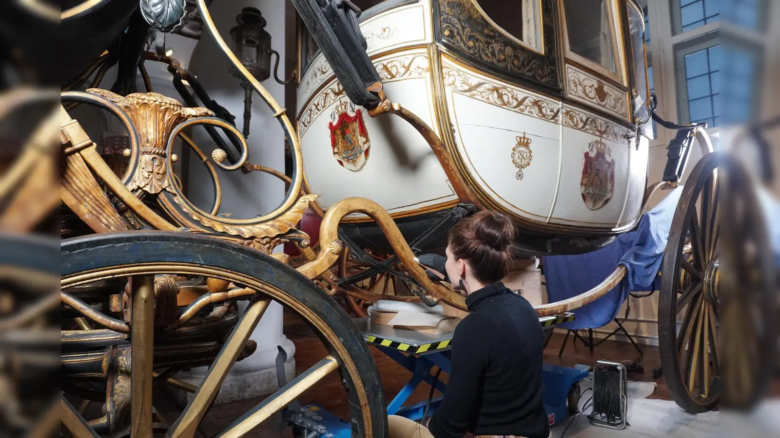 Besucher des Marstallmuseums können dem Restauratorenteam über die Schuler schauen.  (Foto: Bayerische Schlösserverwaltung)