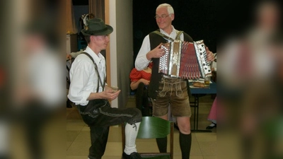 Viel Beifall erhielt Harald Kulhanek (links) für seine spontane „Holzlöffel-Percussion“-Einlage, bei der er von Willi Stapert begleitet wurde. (Foto: Alfred Lehmann)